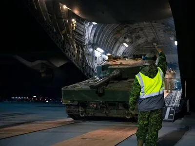 Перший канадський бойовий танк Leopard 2 для України вже у Польщі