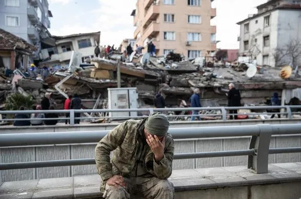 Через землетрус загинуло щонайменше 6326 осіб, кількість загиблих у Туреччині продовжує зростати