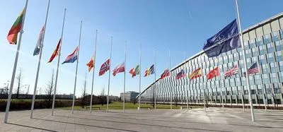 НАТО приспустило прапори на знак солідарності з Туреччиною