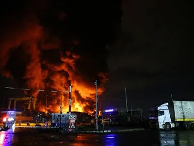 В Турции продолжается пожар в опрокинутых во время землетрясения контейнерах