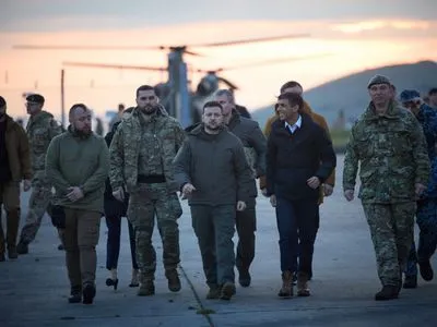 Президент посетил военную базу Британии, где тренируются украинские бойцы