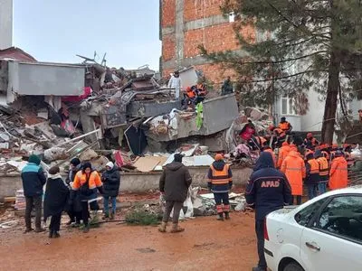 Потужний землетрус у Туреччині та Сирії забрав життя вже понад 8700 людей