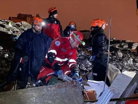 У турецькому місті Кахраманмараш з-під завалів врятували 5-річну дівчинку через 89 годин після землетрусу