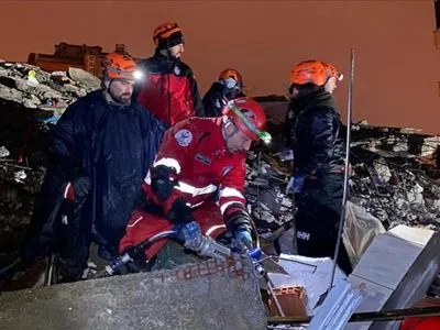 В турецком городе Кахраманмараш из-под завалов спасли 5-летнюю девочку спустя 89 часов после землетрясения