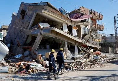 Матір і 6-річну дитину врятували живими через 68 годин проведеними під заваленим будинком в Туреччині