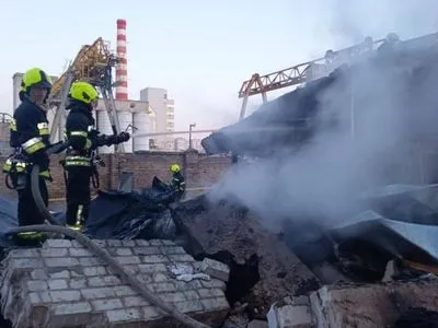 Число жертв взрыва на территории бывшего завода в Киеве возросло до трех. Под завалами еще один человек