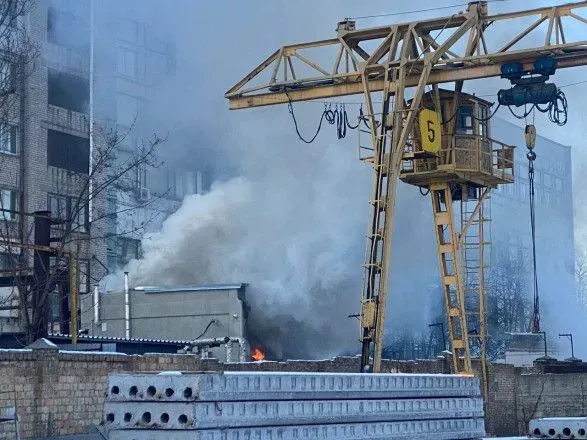 Взрыв на территории бывшего завода в Киеве: шесть человек под завалами, с четырьмя есть связь