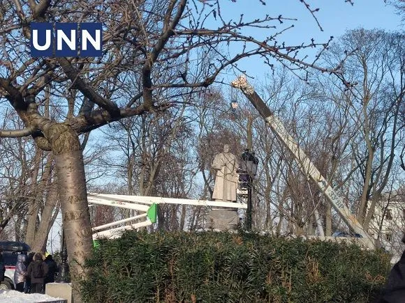 В Киеве проводят демонтаж памятника генералу Ватутину