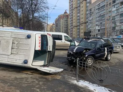 У Києві перекинулась "швидка", яка перевозила немовля до лікарні