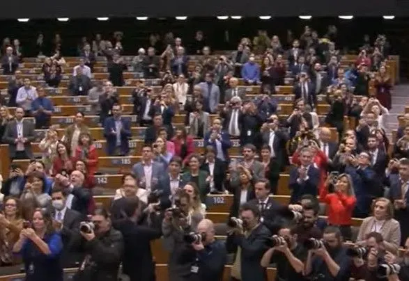 Європарламент аплодуючи стоячи зустрів Зеленського