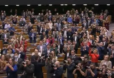 Європарламент аплодуючи стоячи зустрів Зеленського