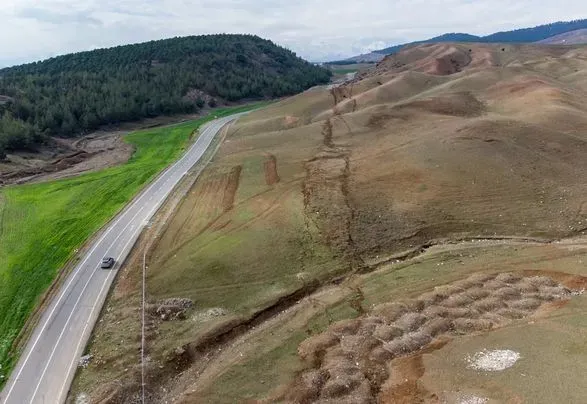 Безпілотник зняв на відео тріщини в землі після землетрусу в Туреччині