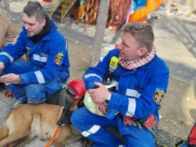 Помощь Турции: украинские спасатели уже обследовали 110 зданий и достали тела четырех погибших