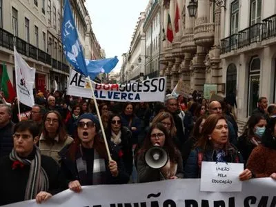Учителя в Португалии вышли на протест из-за недовольства низкой зарплатой