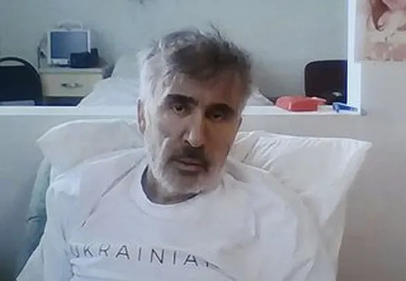 Истощенный и слабый: CNN опубликовало видео с Саакашвили, который едва ходит