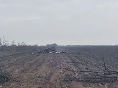 В Херсонской области автомобиль с мирными людьми взорвался на российской мини