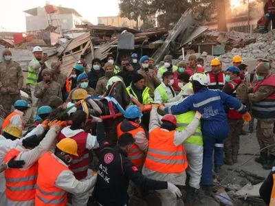На девятый день после землетрясения: украинские спасатели в Турции освободили из-под завалов женщину