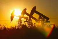 Нефть дешевеет на фоне данных о запасах в США и инфляционного давления