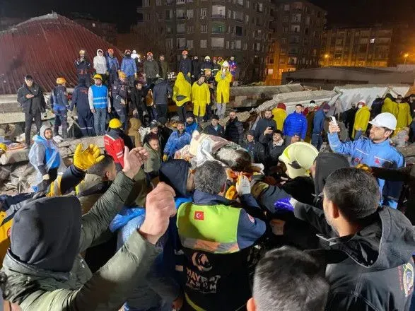 Землетрус у Туреччині: Ердоган заявив про 8 тисяч врятованих з-під завалів людей