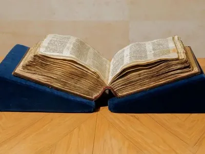 В Нью-Йорке на аукцион выставили самую раннюю и самую полную еврейскую Библию