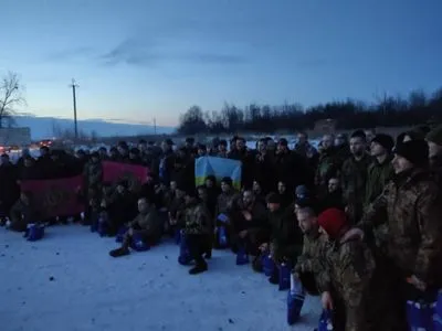 Украина провела еще один масштабный обмен пленными с рф: домой едут 100 воинов и гражданский