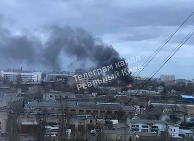 В Соломенском районе столицы горит складское помещение