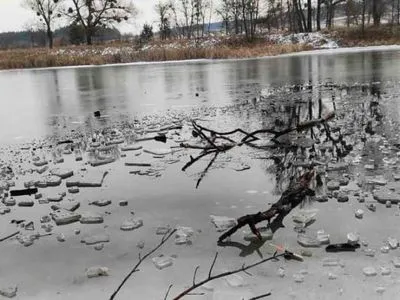 В Киевской области из ледяной воды вытащили трех мужчин, поиски четвертого продолжаются