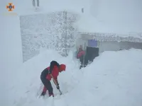 Двухметровый слой снега и метель: украинцев предупредили о сложных погодных условиях в Карпатах