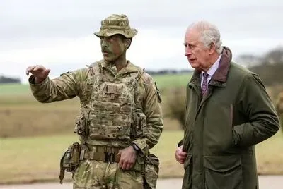 Король Чарльз посетил украинских бойцов, которые проходят военные учения в Британии