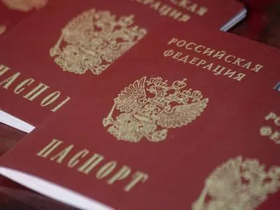 Погрожують конфіскувати майно та відібрати пенсії: окупанти продовжують російську паспортизацію українців