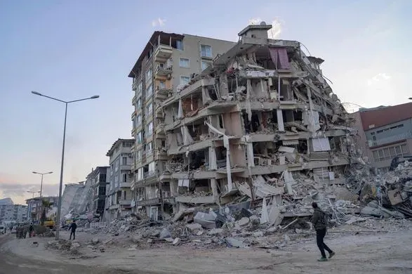 Количество погибших в результате мощных двойных землетрясений на юге Турции снова возросло