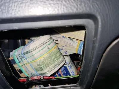 В Винницкой области пограничники нашли у мужчины спрятанные 57 тысяч долларов