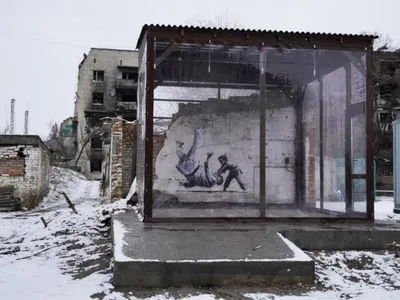 Датчики руху та охорона: як на Київщині захищатимуть графіті Бенксі