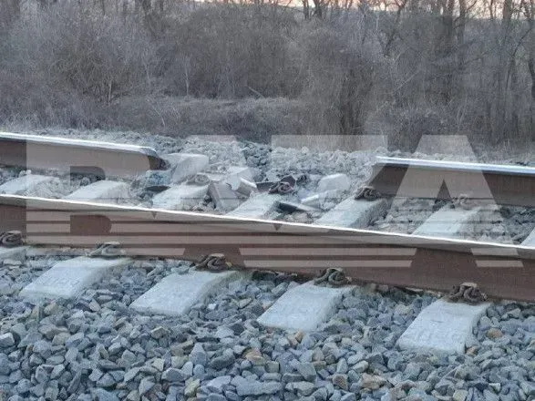 В Крыму взорвали железнодорожные пути: движение поездов остановлено