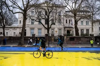 Четверо активістів намалювали прапор України напроти посольства росії в Лондоні