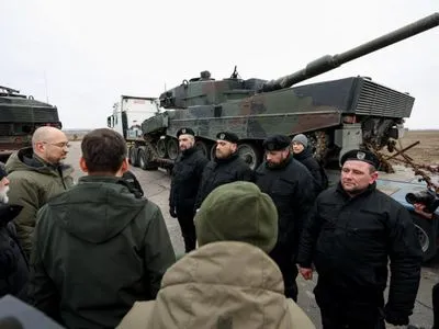 Шмыгаль показал первые четыре танка Leopard 2, которые прибыли в Украину