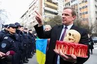 Активист вручил "торт смерти" послу россии в Сербии