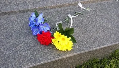 В оккупированном Крыму к памятнику Леси Украинки принесли желтые и синие цветы