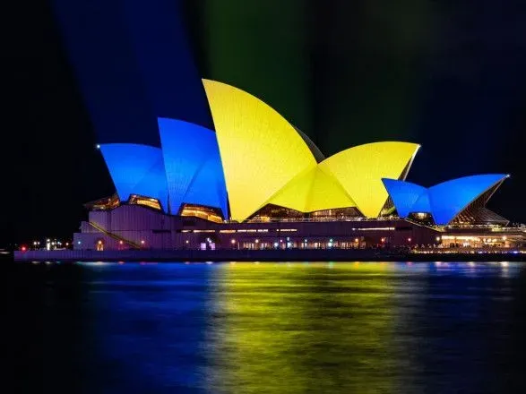 Сине-желтое сияние от Сиднея и Сеула: знаковые здания по всему миру засияли цветами украинского флага