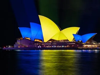 Сине-желтое сияние от Сиднея и Сеула: знаковые здания по всему миру засияли цветами украинского флага