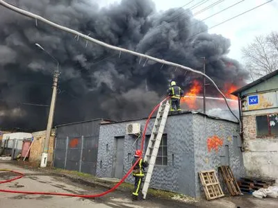 Масштабный пожар в Киеве: загорелось на складе лако-красочной продукции, пламенем охвачено более 3000 кв. м