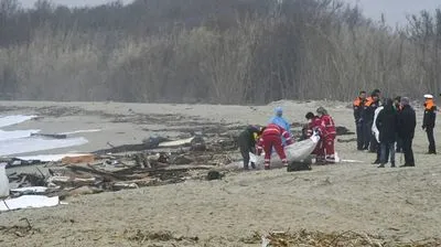 Човен із мігрантами розбився біля берегів Італії, понад 40 людей загинули: відео