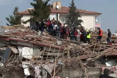 Минздрав Турции поделился видео спасения людей из-под новых завалов