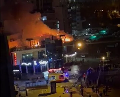 У Краснодарі сталась масштабна пожежа в ресторані: вогонь намагаються загасити понад 90 рятувальників