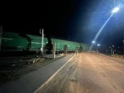 Под Киевом сошел с рельсов грузовой поезд
