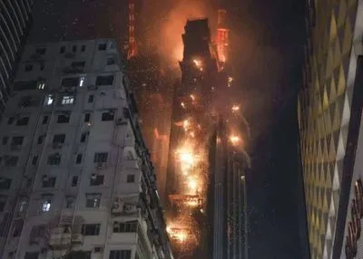 В Гонконге загорелся недостроенный 42-этажный отель в Гонконге