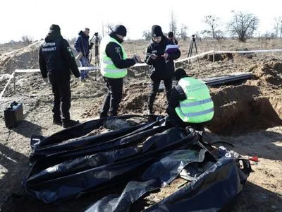 В Бородянке эксгумировали еще три тела убитых украинцев
