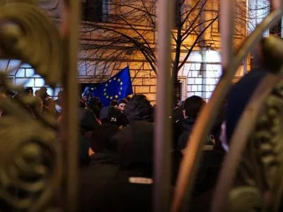 В Грузии устроили протест под зданием парламента из-за пророссийских законопроектов: начались задержания