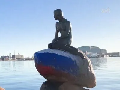 Статую Русалочки в Копенгагене разрисовали в цвета российского флага