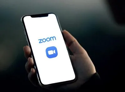 Компания Zoom уволила директора "без причины"